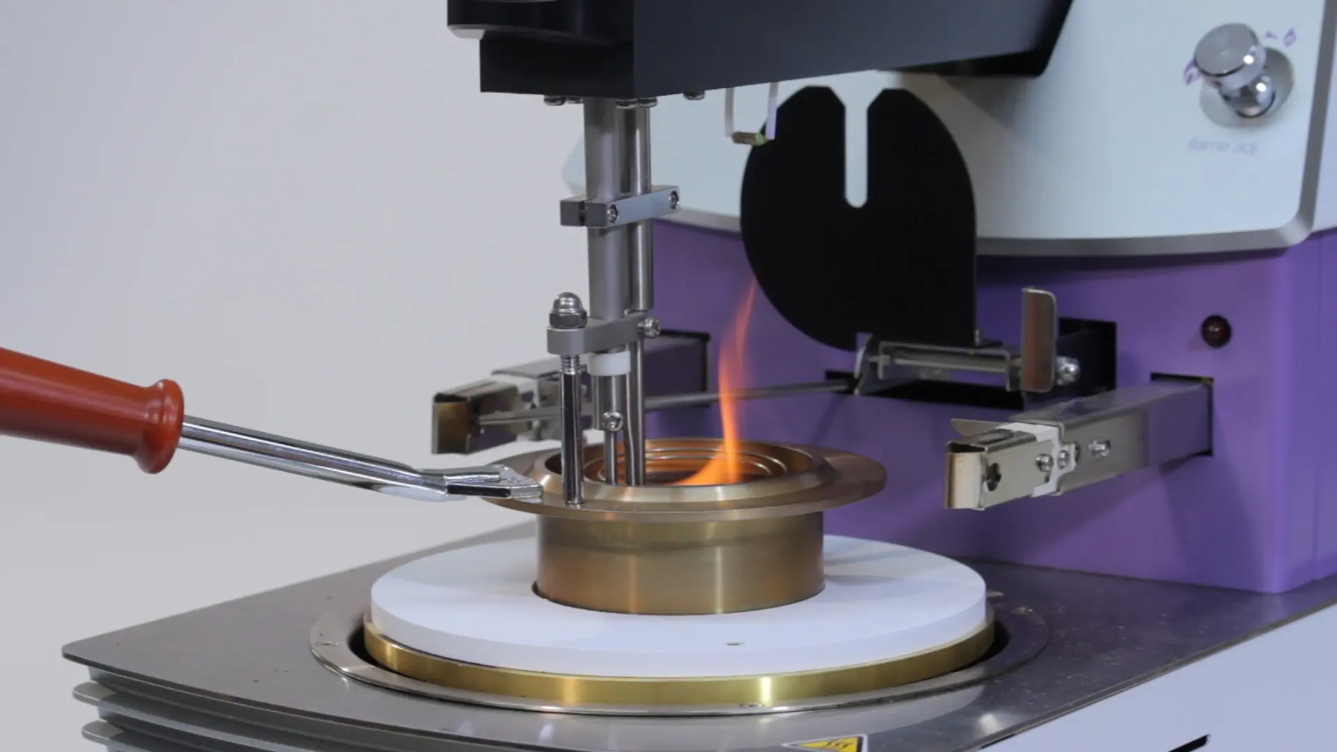 APM-100, Tanaka, температура вспышки, автоматический анализатор, определение температуры вспышки, ASTM D93, ISO 2719, сенсорный дисплей, система подавления пламени, предварительный нагрев, совместимость с APM-8